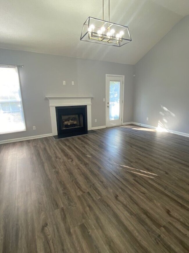 Building Photo - Newly Renovated Single Family Home