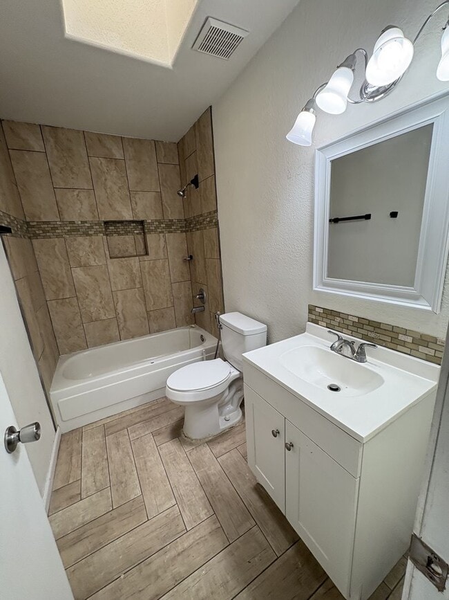 Building Photo - Great eastside location four bedrooms