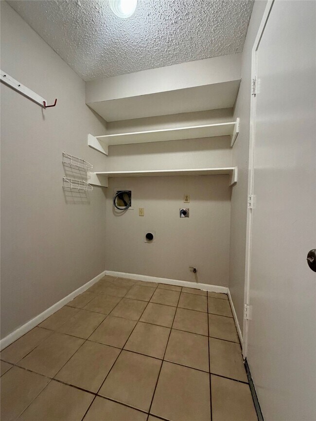 Building Photo - 2406 Lively Ln