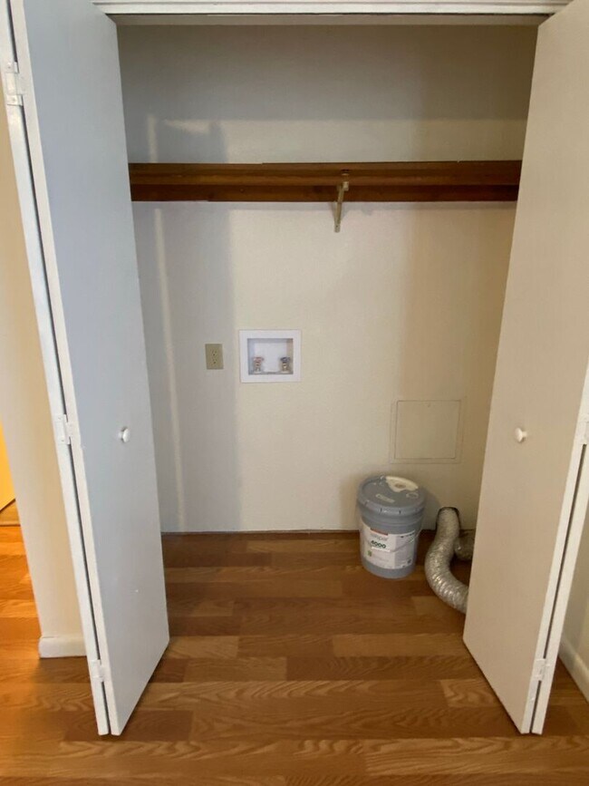 Building Photo - 912 -914 N Church St