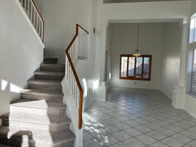 Building Photo - 4 Bedroom Pool Home