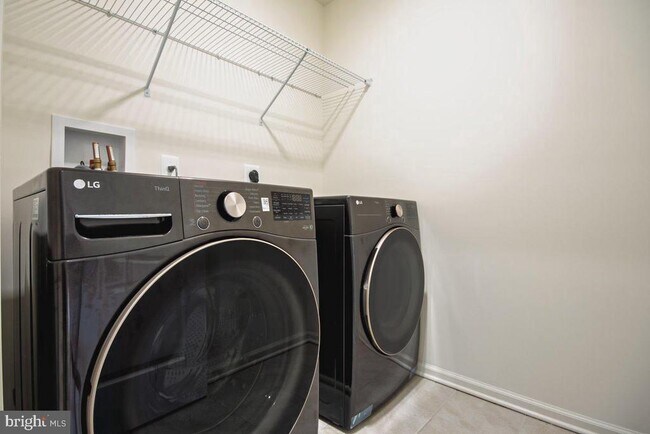 Building Photo - 9920 -B Sir Barton Wy