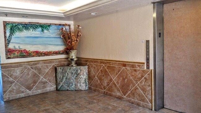 Building Photo - 825 Egret Cir
