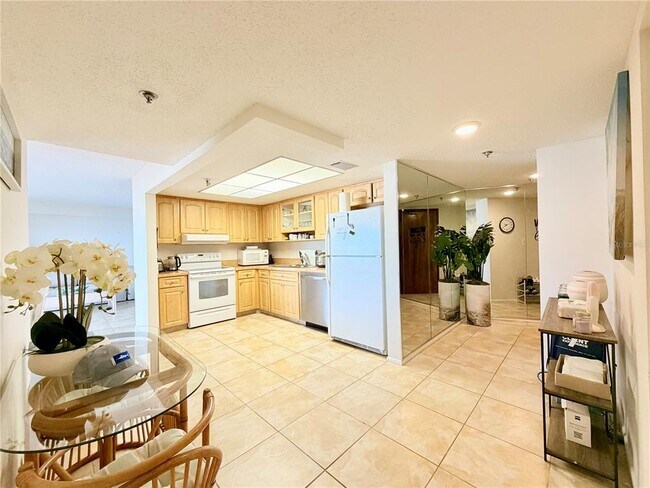 Building Photo - 7430 Sunshine Skyway Ln S