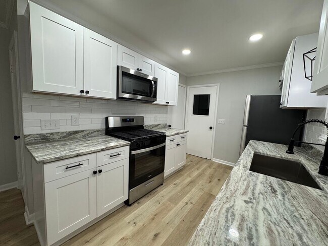 Building Photo - 2205 Hathaway Dr