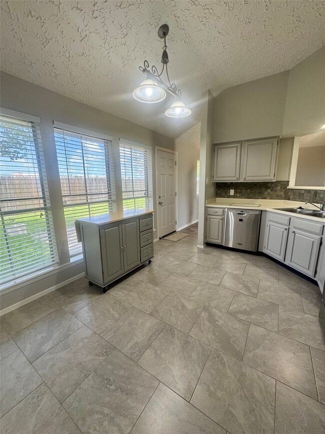 Building Photo - 15702 Roxton Ridge Dr