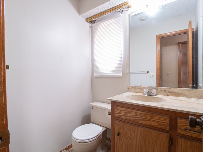 Building Photo - Spacious 3BD/2.5 BTH 2 Car Garage, Minutes from Tinker AFB