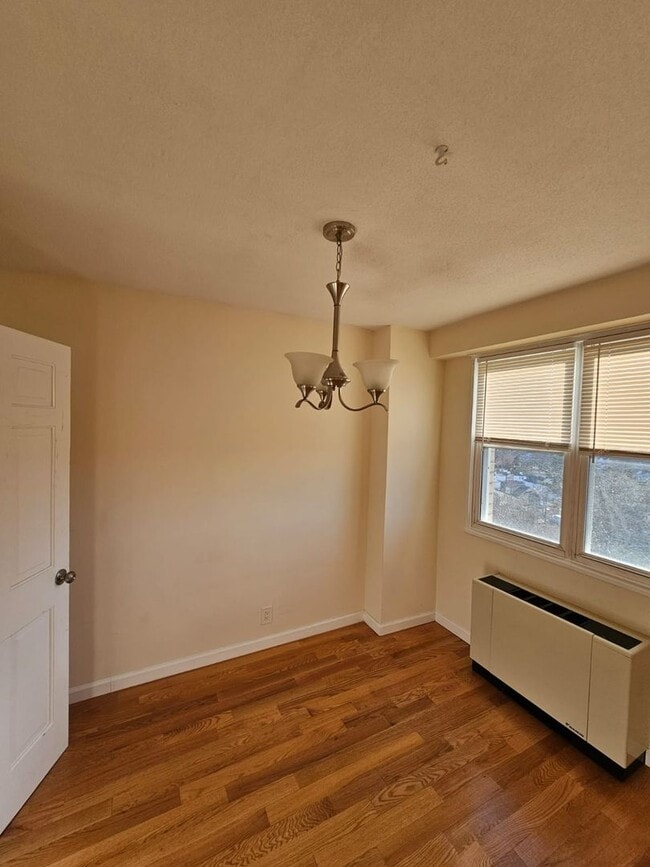 Building Photo - 2 Bedroom Unit