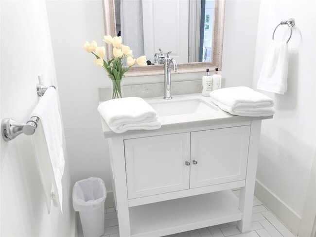 Building Photo - 5 Sandlily Ct