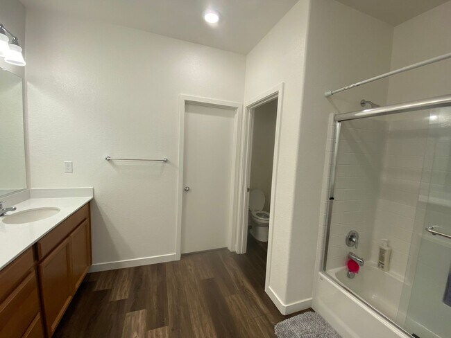 Building Photo - Like Brand New 3 Bed 2 Bath Home FOR RENT!