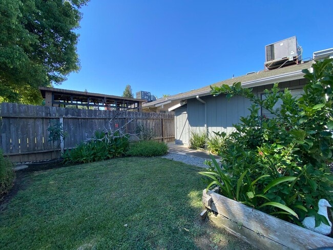 Building Photo - 8296 N Raisina Ave