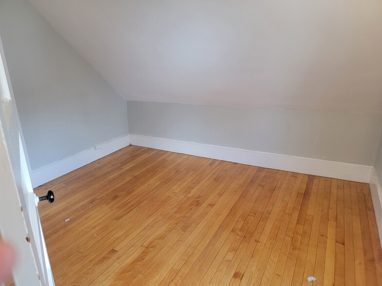 Building Photo - 30 Thayer Pl