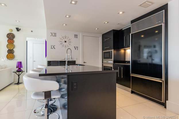 Building Photo - 475 Brickell Ave