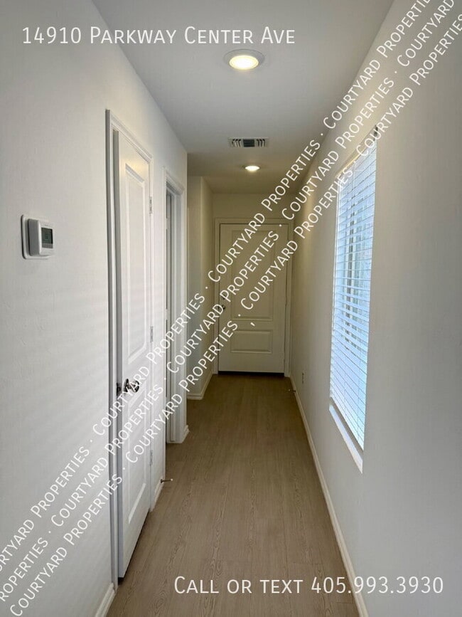 Building Photo - 14910 Parkway Center Ave