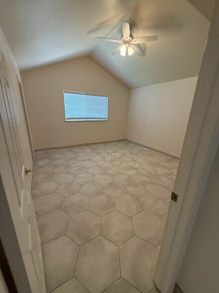 Building Photo - 1542 E Alluvial Ave