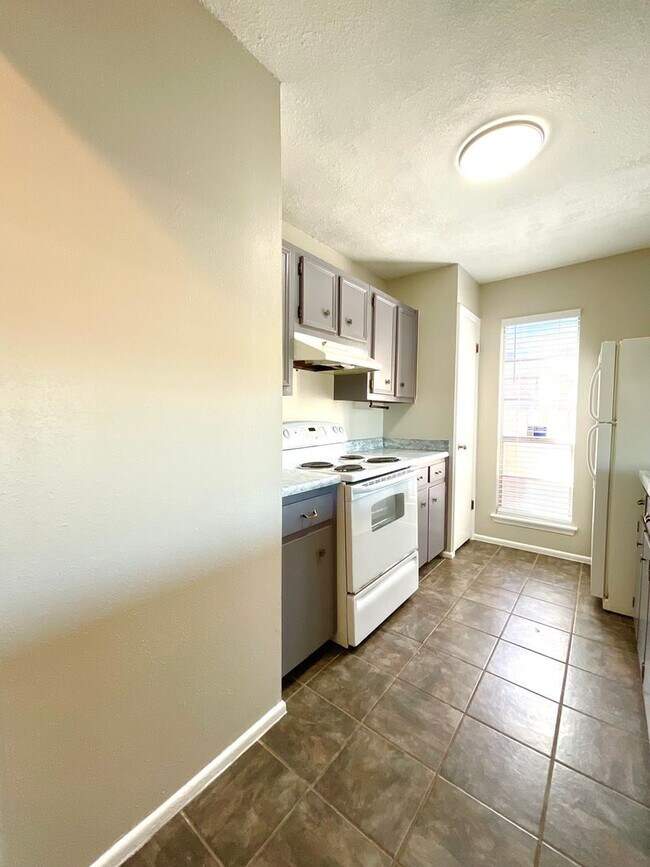 Building Photo - MUST SEE! 2 Bedroom / 1.5 Bath Duplex w/ Garage!