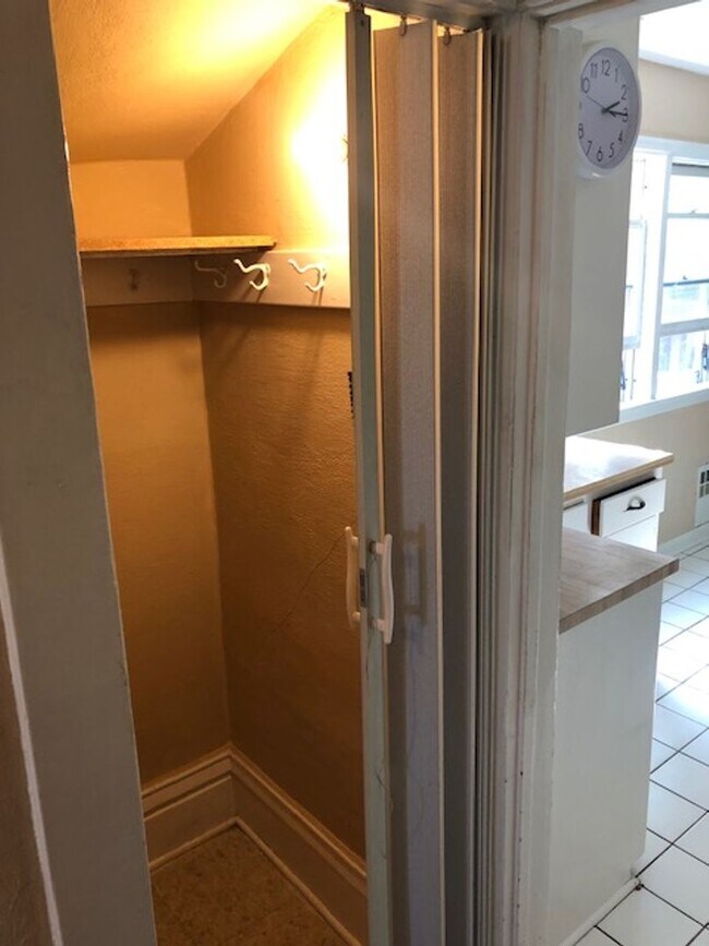 Building Photo - 731 E 7th St