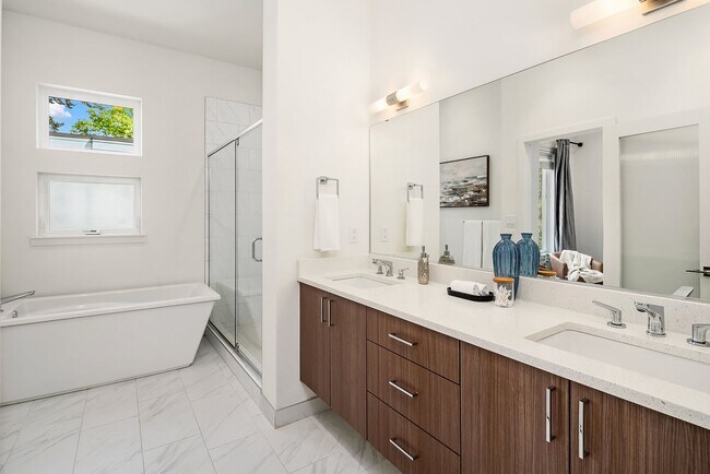 Building Photo - Fantastic Bellevue Townhouse with View...
