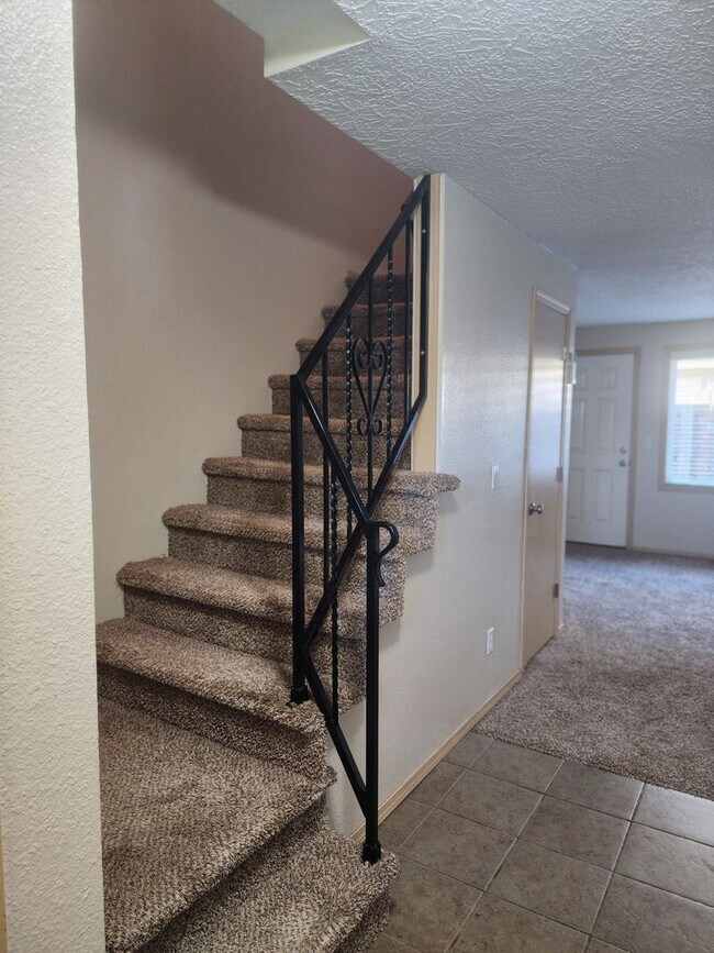 Building Photo - 1ST  FULL  MONTH'S  RENT   FREE  Pet-friendly Townhouse Near Parks and Downtown Newberg - Showing...