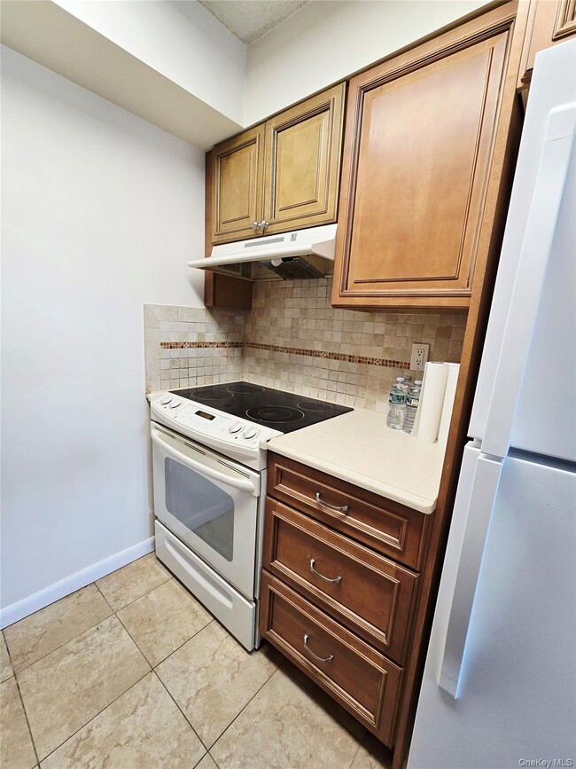 Building Photo - 142 Main St