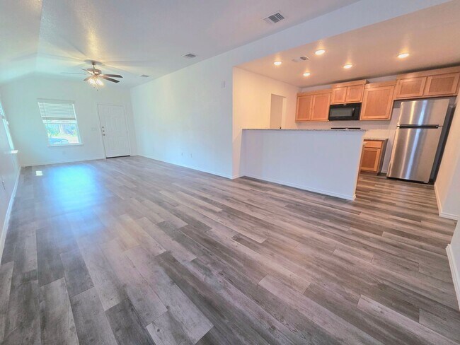 Building Photo - AVAILABLE NOW (SECTION 8 ACCEPTED)