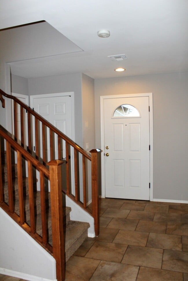 Building Photo - Beautiful 2-Story-3 Bed/2.5 Bath Home
