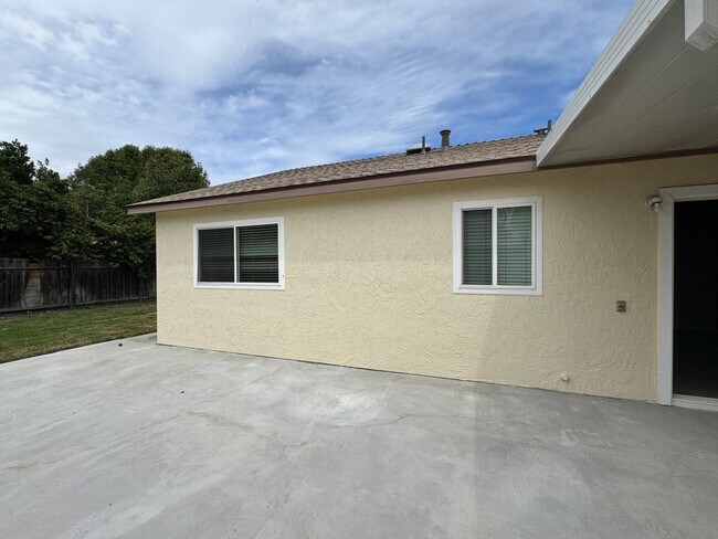 Building Photo - Four Bedroom, Two Bathroom, Water/Sewer/Trash and Yard Maintenance Included!