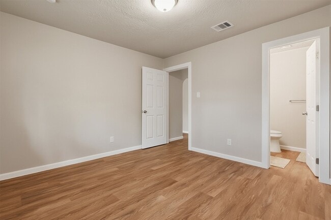 Building Photo - 4767 Beechaven St