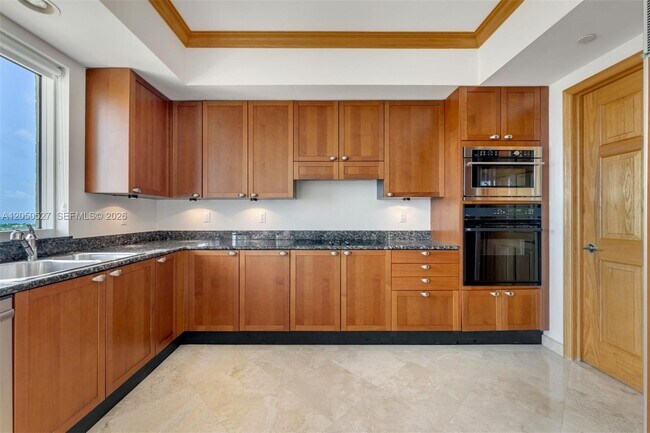 Building Photo - 785 Crandon Blvd