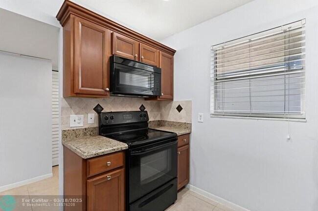 Building Photo - 2960 Riverside Dr