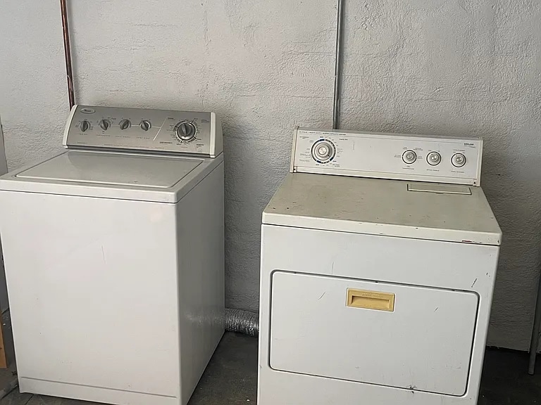 Building Photo - 902 E Prince Rd