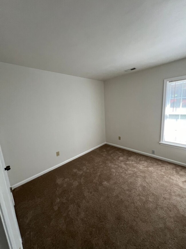 Building Photo - Large spacious Townhouse just blocks from ...