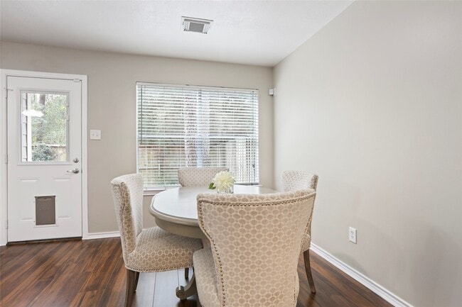 Building Photo - 134 S Walden Elms Cir