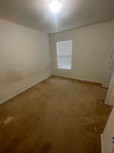 Building Photo - Room in Single Family Home on Genlee Dr