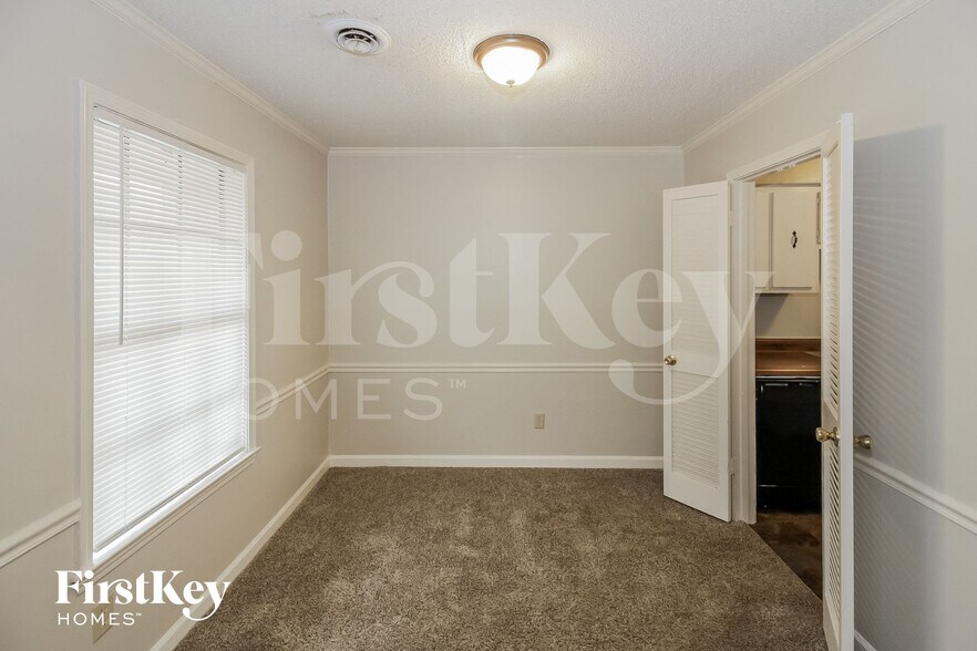 Building Photo - 6861 Valley Park Dr