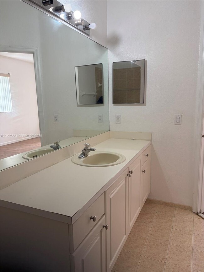 Building Photo - 8831 S Isles Cir