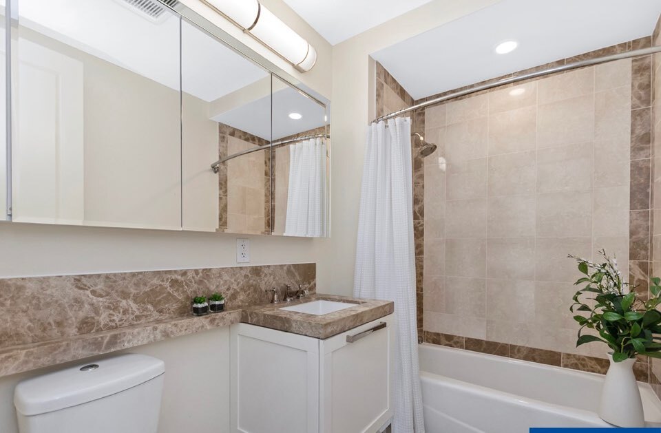 Building Photo - 400 Stuart St