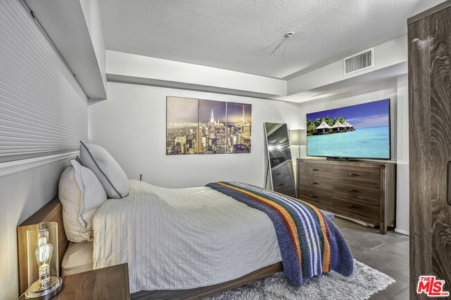 Building Photo - 7320 Hawthorn Ave