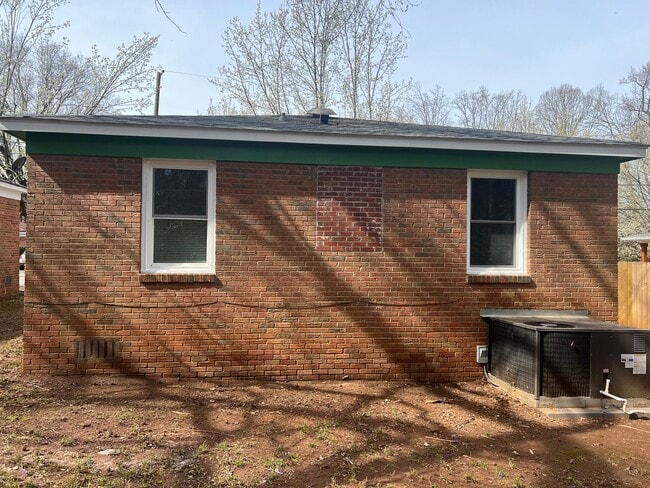 Building Photo - 3 Bedroom close to Uptown