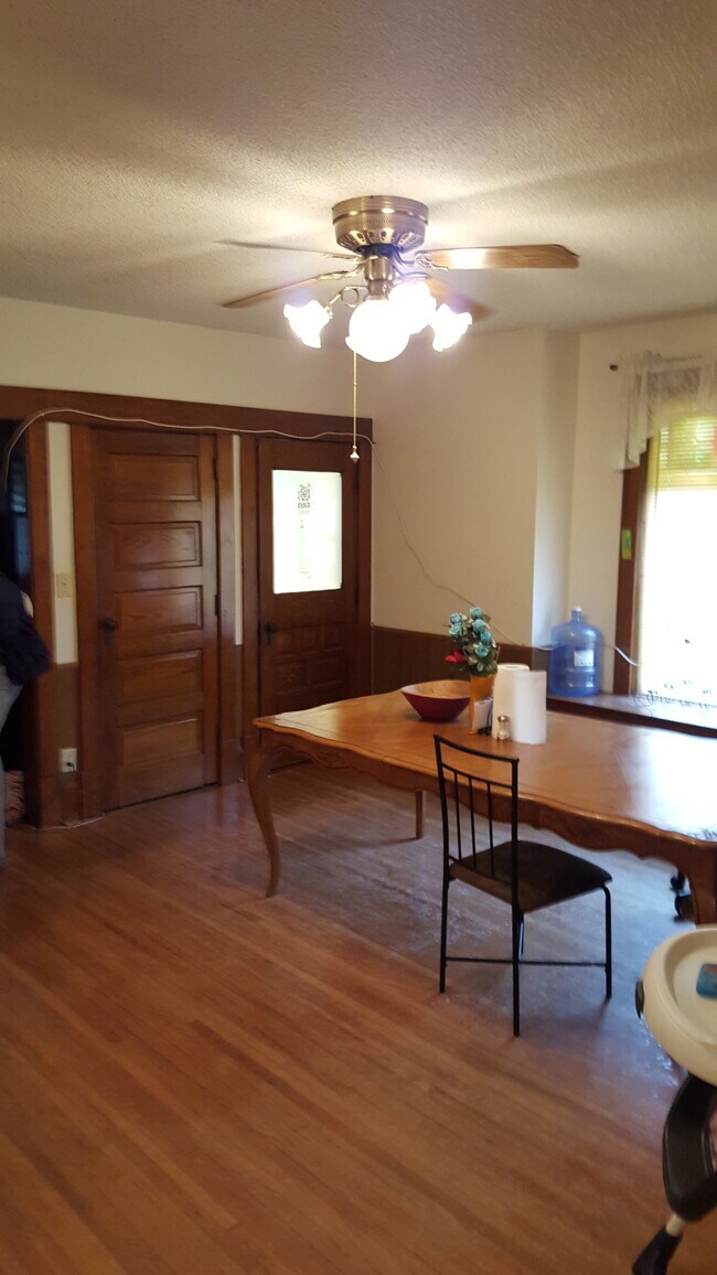 Dining - 707 6th Ave