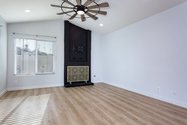 Building Photo - Charming Two Story Home!