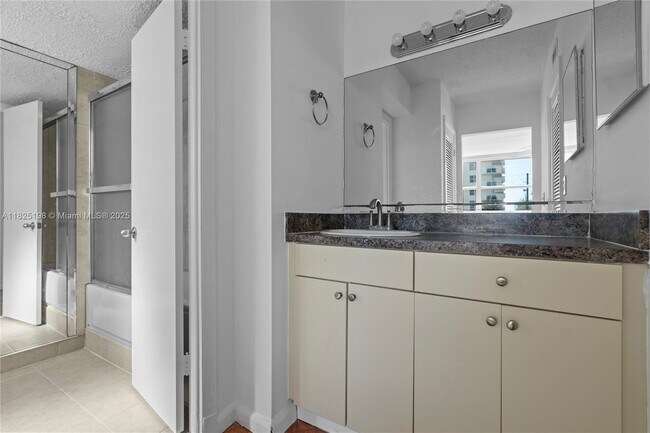 Building Photo - 1410 S Ocean Dr