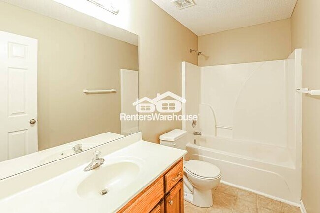 Building Photo - 3 Bedroom / 2 Bathroom Ranch Home in Raymore!