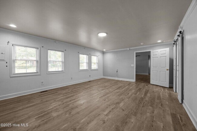 Building Photo - 613 Maple St