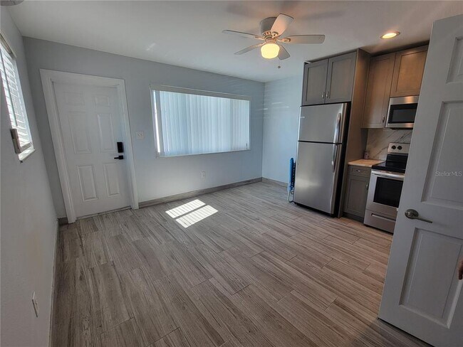 Building Photo - 605 69th Ave