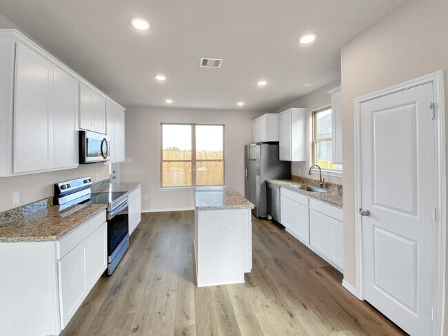 Building Photo - 13071 Clear View Dr