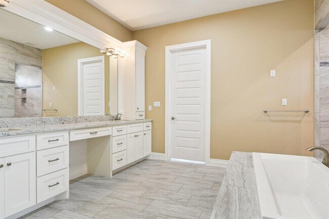 Building Photo - 124 Abamillo Dr