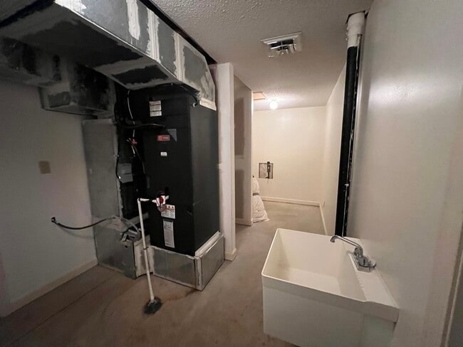 Building Photo - 303 Lake Pointe Dr