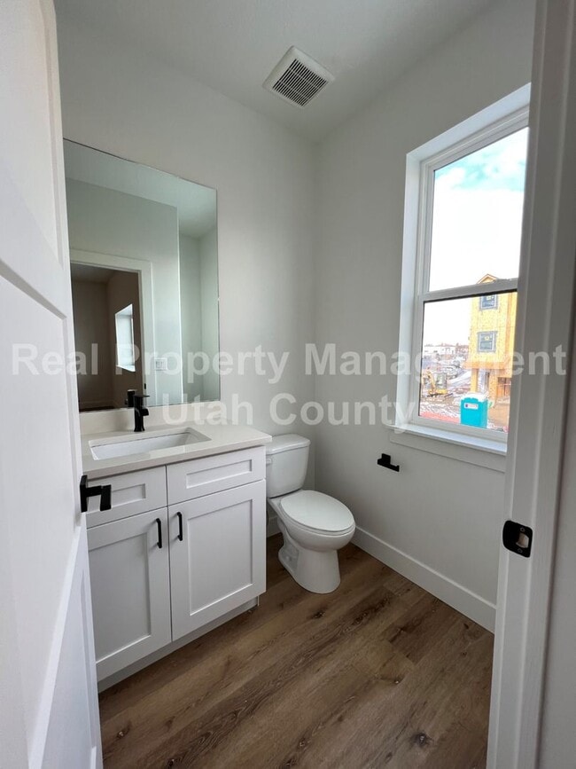 Building Photo - American Fork Town home small pet friendly