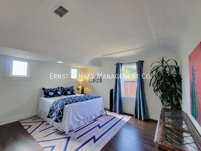 Building Photo - 1911 Cedar Ave